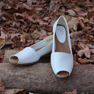 A2 by Aerosoles Women’s Castanet White Comfort Style Cork Heel, Size 9